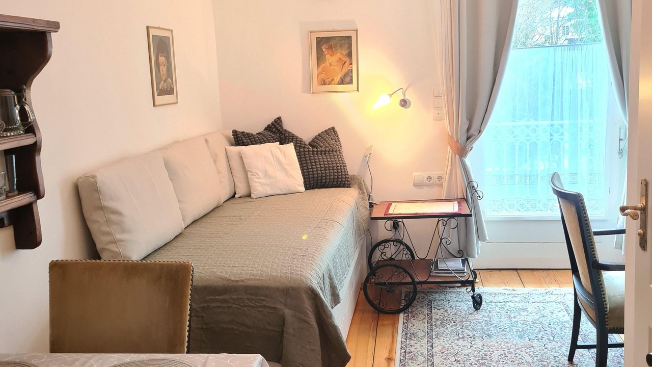 Schlaf/Esszimmer mit Einzelbett Schlaf/Esszimmer mit Einzelbett